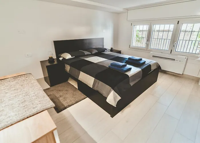 Exclusive Luxury Home With Private Parking